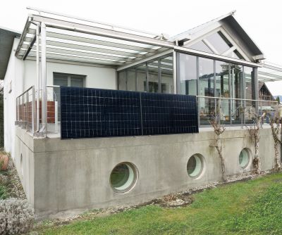balkonkraftwerk_solar_sichtschutz_pv_photovoltaik_zaun_collection_hutter_objekt_klein.jpg